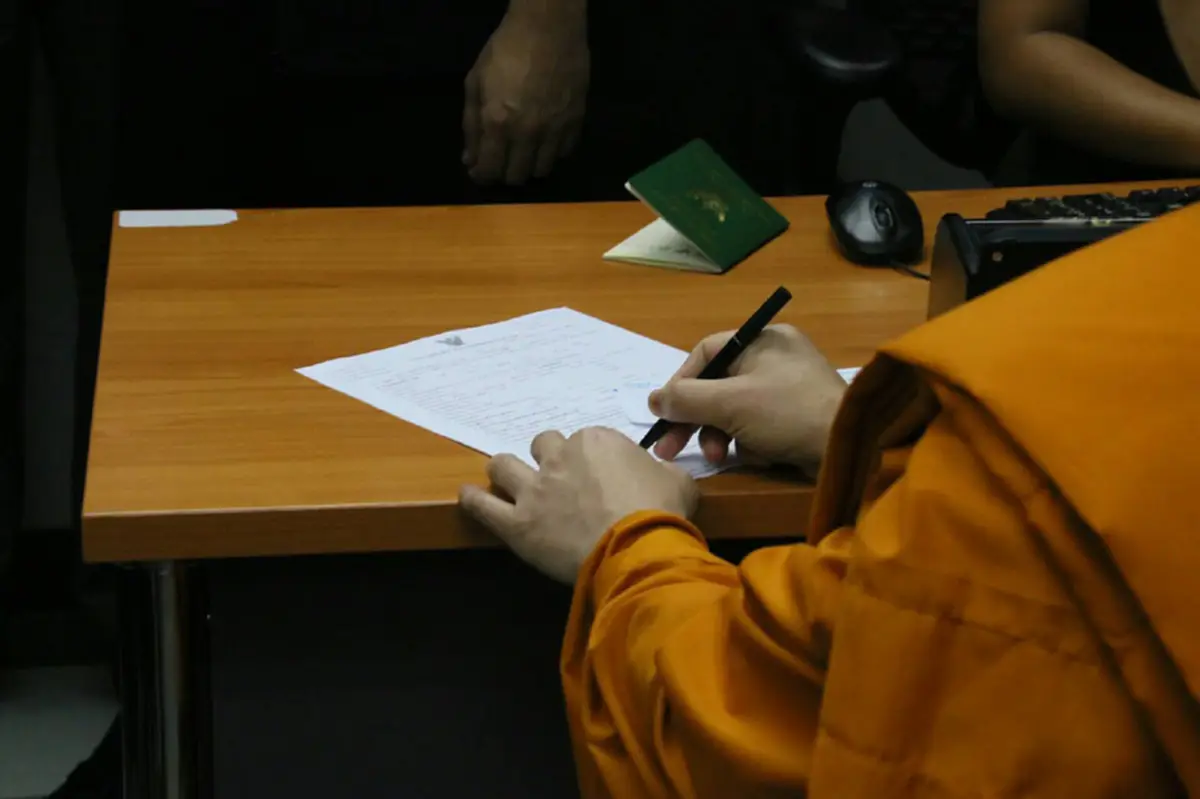 ด่วน!!! "เณรคำ" เดินทางถึงไทยแล้ว คุมตัวชิ่งสื่อ หลังยังดื้อห่มจีวร เตรียมเสื้อผ้าให้เปลี่ยน  ดีเอสไอคุมตัวสอบ-ฝากขัง!!! (มีคลิป)