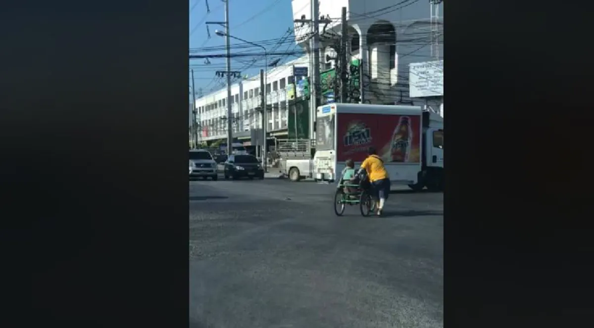 "พี่เสื้อเหลือง" น้ำใจงาม วิ่งไปช่วยเข็นสามล้อ"คุณตา"กลางสี่เเยก เลี่ยงอุบัติเหตุ อย่างปลอดภัย (คลิป)