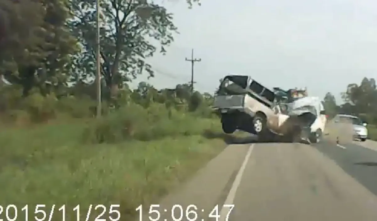 หัวใจจะวาย อุบัติเหตุสุดระทึก"กระบะ"ประสานงา"รถขนมอไซค์" คนนั่งท้ายร่างกระเด็น เลนสวนกันยังขับเเซง ประมาทสุดๆ (คลิป)