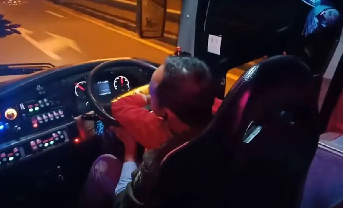 "ขนส่งฯ" ฟันโทษ "โชเฟอร์รถทัวร์"เอาลูกนั่งตัก จับพวงมาลัย เล่นมือถือ พักใบอนุญาต1 เดือนปรับ5พัน(คลิป)