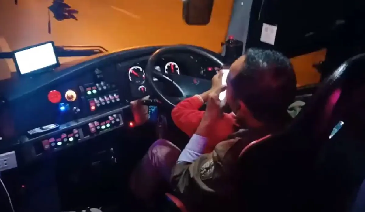 "ขนส่งฯ" ฟันโทษ "โชเฟอร์รถทัวร์"เอาลูกนั่งตัก จับพวงมาลัย เล่นมือถือ พักใบอนุญาต1 เดือนปรับ5พัน(คลิป)