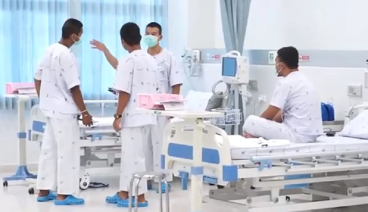 ยิ้มสดใส..ในชุดรพ.!! "หมอภาคย์"สุขภาพเเข็งเเรงสมบูรณ์..เเต่ยังต้องเฝ้าระวังโรคอุบัติใหม่?! รอเวลากลับไปกอดลูกน้อย,ภรรยาสุดที่รัก!! (ภาพ)