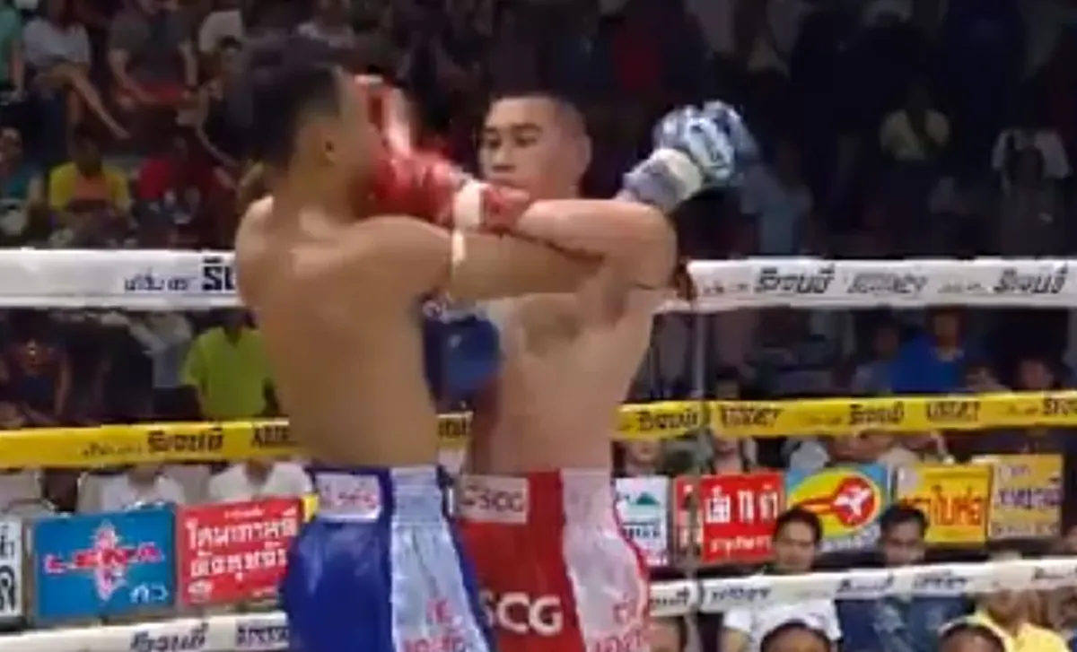 งามหน้าวงการมวยไทย?!! ดูกันชัดๆ คู่มวยไทยปัญหา"ฝ่ายเเดง"เตะผ่าหมากเต็มๆ..ไร้สปิริตสุดๆ ไม่โดนจับฟาวล์?? กรรมการชูมือให้ชนะน็อค!!(คลิป)