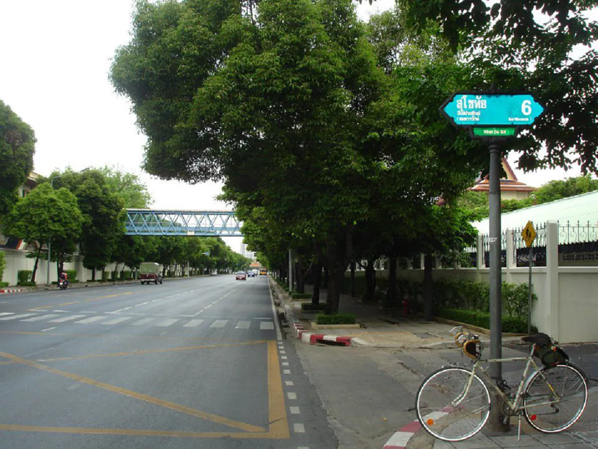 น้ำพระทัยแห่งพระพุทธเจ้าหลวง!! จากลายครามจีนสู่ชื่อบ้านนามเมืองแห่งสยาม นามมงคลพระราชทาน "ถนนรอบพระราชวังดุสิต" ที่หลายคนไม่เคยรู้มาก่อน !!