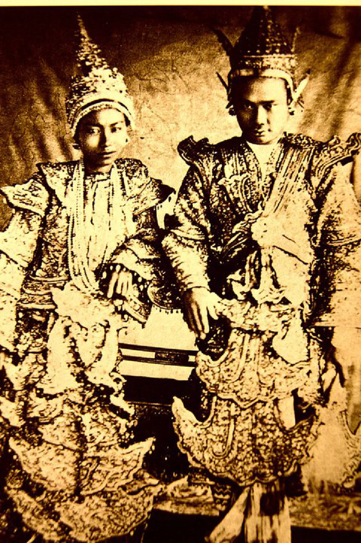 เรื่องจริงแซ่บยิ่งกว่าละคร! ที่มาเพลิงพระนาง! นางพญาผู้กุมบัลลังก์พม่า ราชินีเลือดเย็นการฆ่าล้างโคตรที่ประวัติศาสตร์ต้องจารึก!