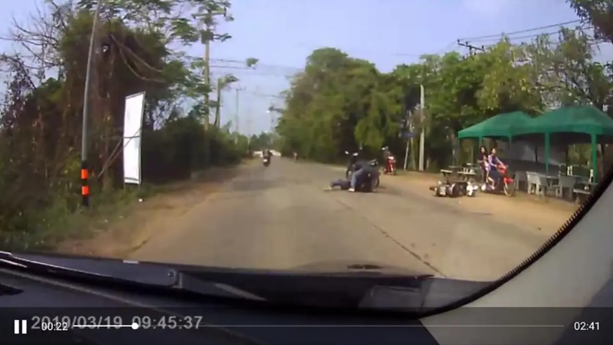 รวบแล้ว..คนร้ายชิงทรัพย์ 2 แม่ลูก ทำแผน หวิดชาวบ้านรุมประชาทัณฑ์(คลิป)