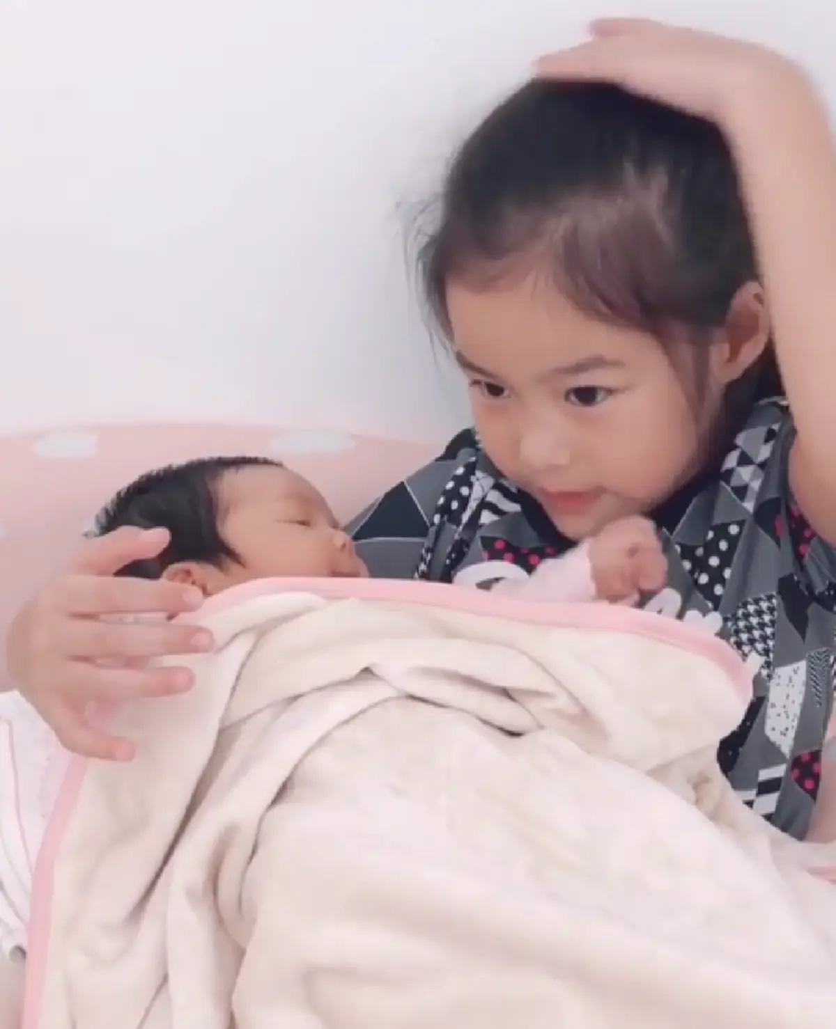 น่ารักแพ็คคู่เลย เมื่อ "น้องณิริน" อาสาเป็นพี่เลี้ยง เล่านิทานกล่อม "น้องปาลิน" ดูแล้วถึงกับอมยิ้มตาม