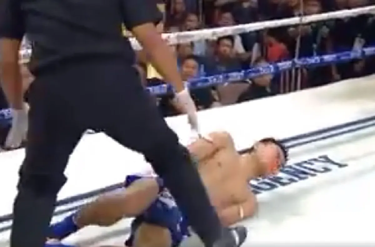 งามหน้าวงการมวยไทย?!! ดูกันชัดๆ คู่มวยไทยปัญหา"ฝ่ายเเดง"เตะผ่าหมากเต็มๆ..ไร้สปิริตสุดๆ ไม่โดนจับฟาวล์?? กรรมการชูมือให้ชนะน็อค!!(คลิป)