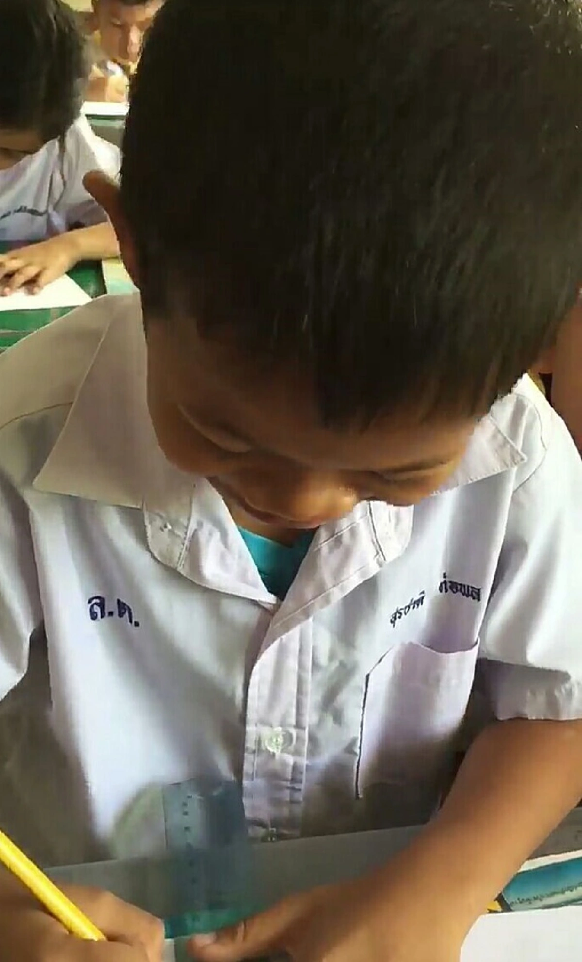 ยอดวิวกว่า4แสน หนุ่มน้อยตอบคำถามครู หน้าเขียวช้ำไปโดนอะไรมา