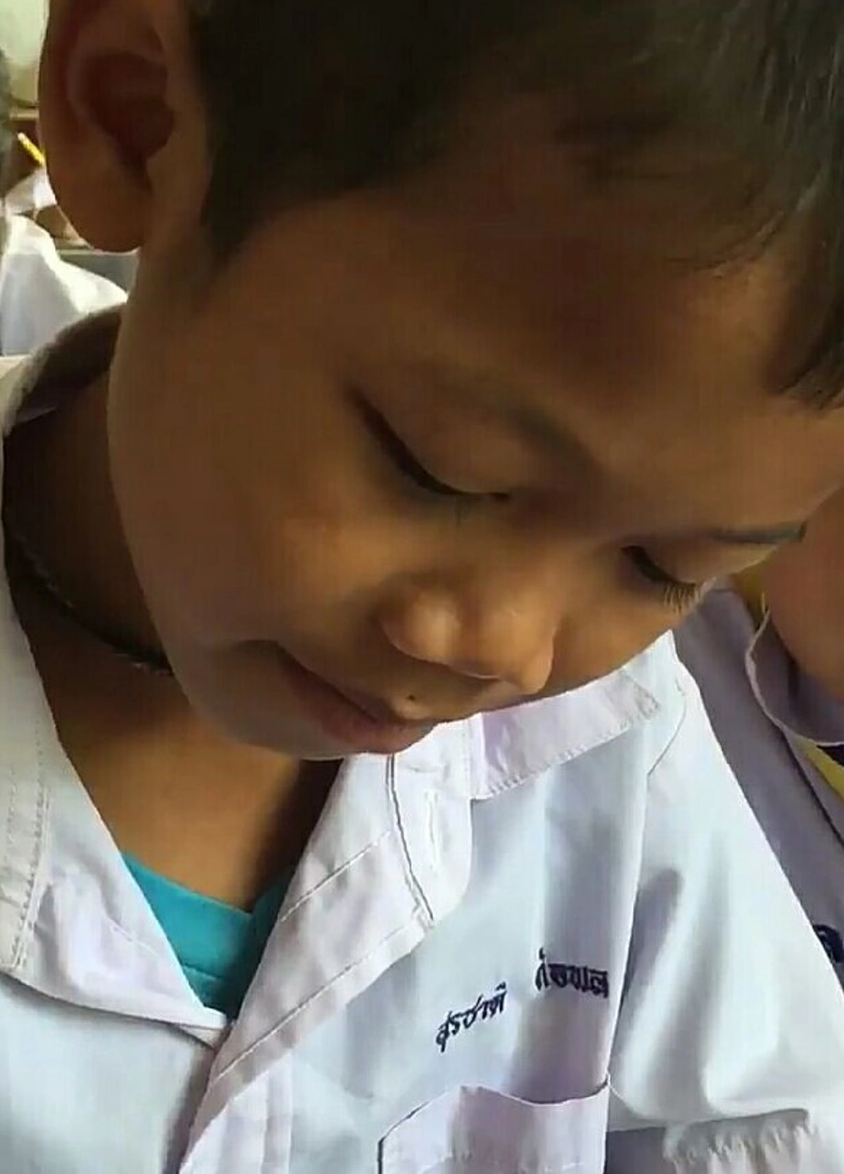 ยอดวิวกว่า4แสน หนุ่มน้อยตอบคำถามครู หน้าเขียวช้ำไปโดนอะไรมา