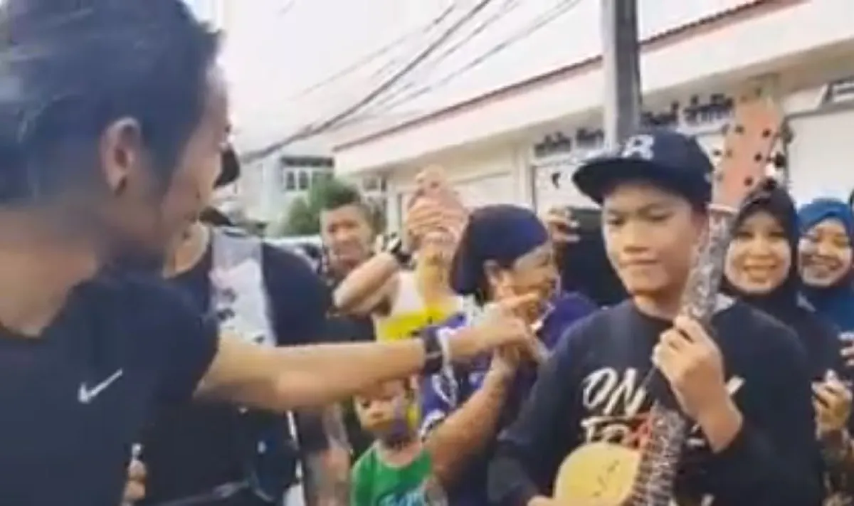 สุดจะบรรยาย!! โมเม้นต์ซึ้งๆประทับใจ "ตูน บอดี้สเเลม" เล่นกีตาร์ร้องเพลงกับ "เด็กหนุ่มปัตตานี"ด้วยบทเพลงที่เข้ากับช่วงเวลานี้ที่สุด!!(ชมคลิป)