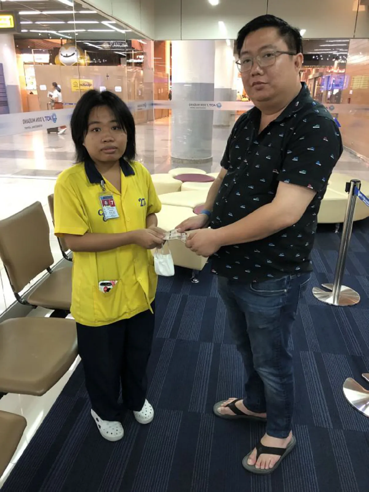 พนักงานทำความสะอาด เจอกระเป๋าปริศนา โดยบังเอิญ เปิดดูรีบแจ้งหาเจ้าของ