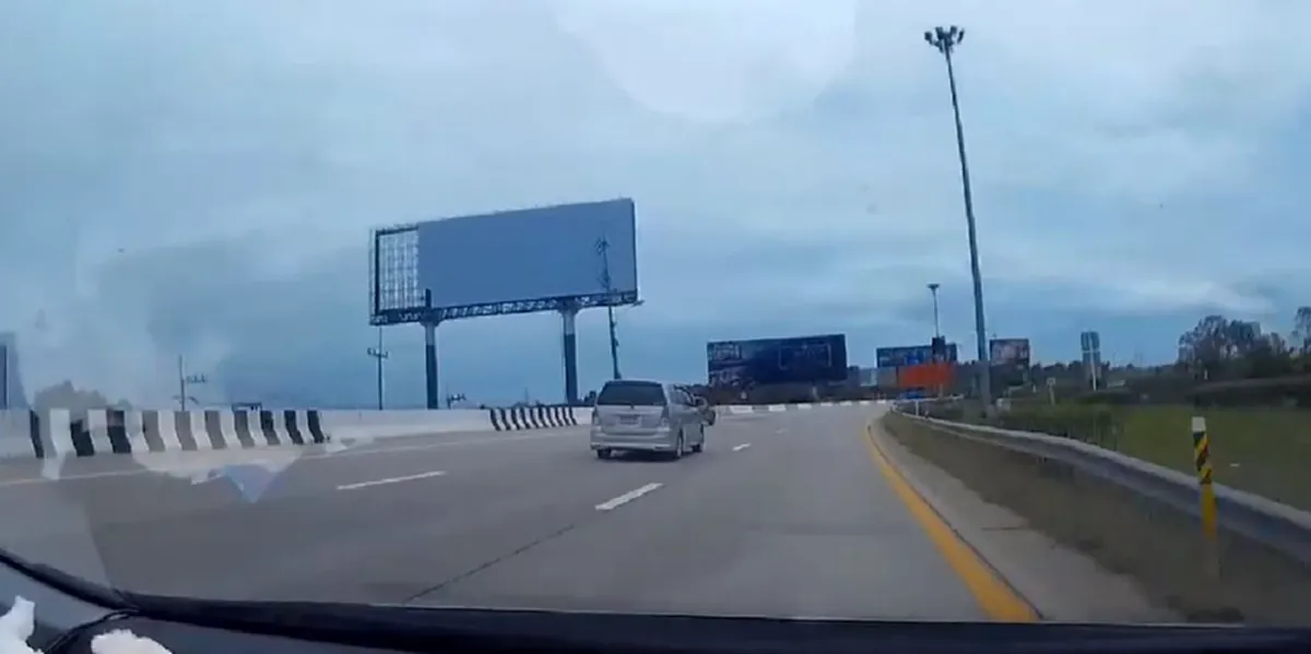 จำไปชั่วชีวิต "เจ้าของซูเปอร์คาร์"โดน"กระบะ" ซิ่งชนท้าย หล่อทั้งรถ ทั้งหัวใจ ถ้าเป็นคนอื่นคงเอาเรื่องคุณไปเเล้ว ดีนะที่เป็นผม!! (คลิป)