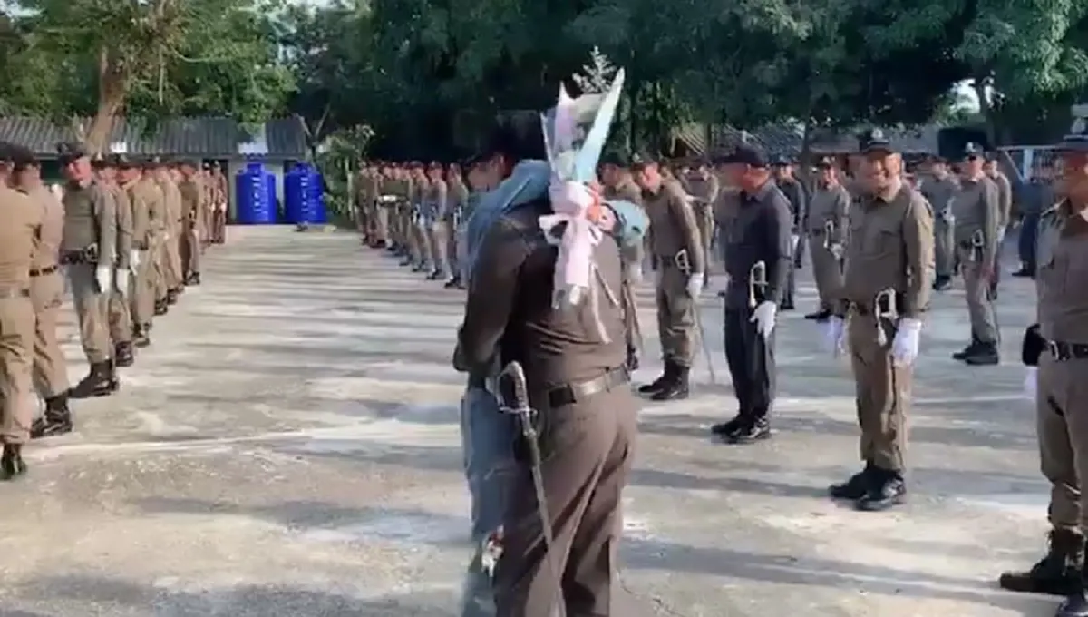 "รองผบ.ตร.วิระชัย" ประทับใจ"น้องมายด์ ธารธารา" ดาราสาว ลูก"ด.ต.สน.บางเขน" บินด่วนจากอเมริกา มอบดอกไม้เซอร์ไพรส์ ให้กำลังใจคุณพ่อขณะฝึก(คลิป)