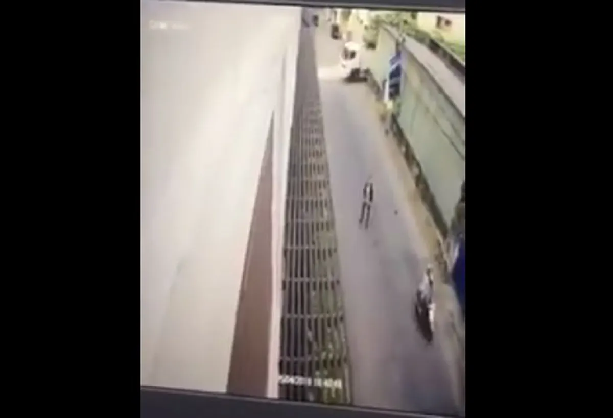 รอชดใช้กรรม!! ดูกันชัดๆ โฉมหน้า"ไอ้กัส"อาสาตีนโหด ถีบ"จยย."ล้มเสียชีวิต!! เจอข้อหาทำให้ผู้อื่นถึงเเก่ความตาย ฝากขัง"ศาล จ.สมุทรปราการ"(คลิป)