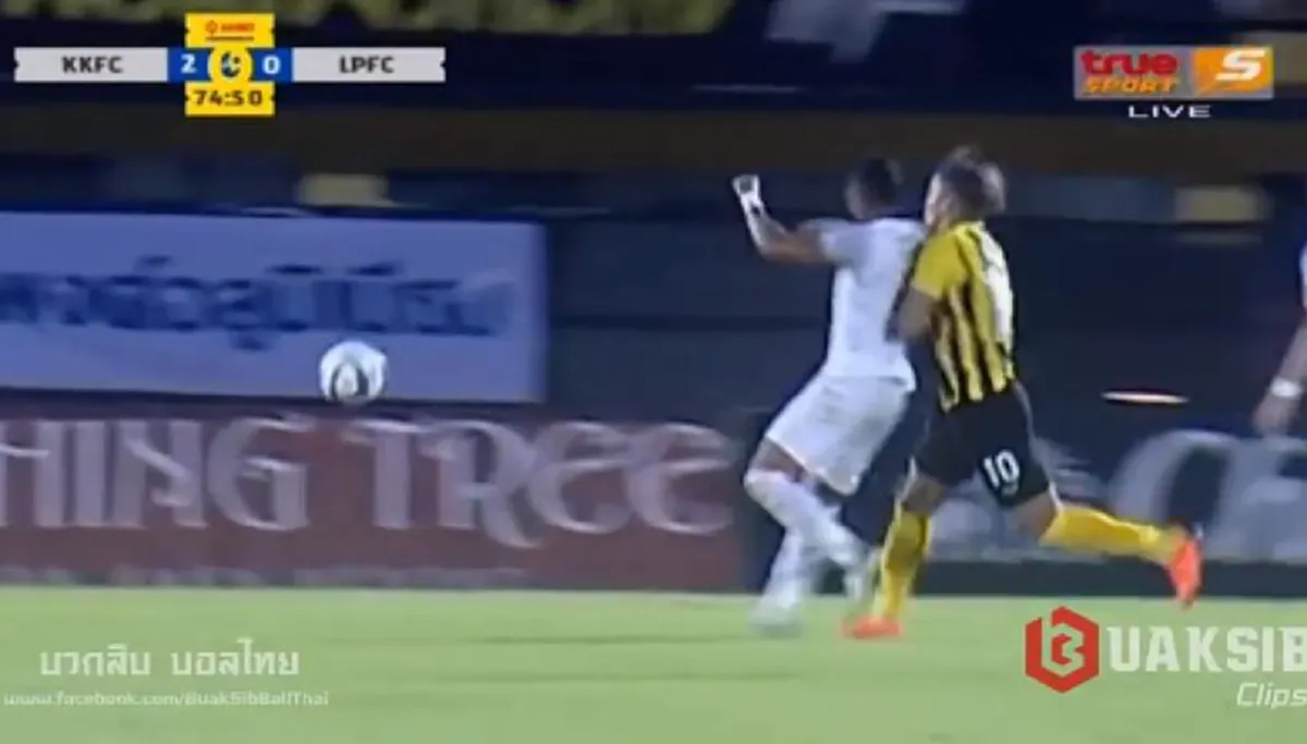 เดือดเหลือเกิน!! นี่เเหละบอลไทย?..เเมตช์"ขอนเเก่น" ปะทะ "ลำปาง"..กับช็อตเด็ด"เเม่ไม้มวยไทย"ส่งตรงจากเวทีลุมพินี..หวิดน็อคกลางอากาศ (ชมคลิป)