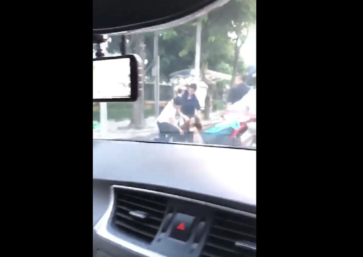 เพศเเม่..มันยังทำได้ลงคอ!! เลวสุดขีด.."2ชายโฉด"คนขับ,กระเป๋า!!รถเมล์สาย12 รุมกระทืบ"ผู้หญิง"กลางถนน!! ดูหน้ามันชัดๆ..ล่าตัวมารับโทษ!! (คลิป)