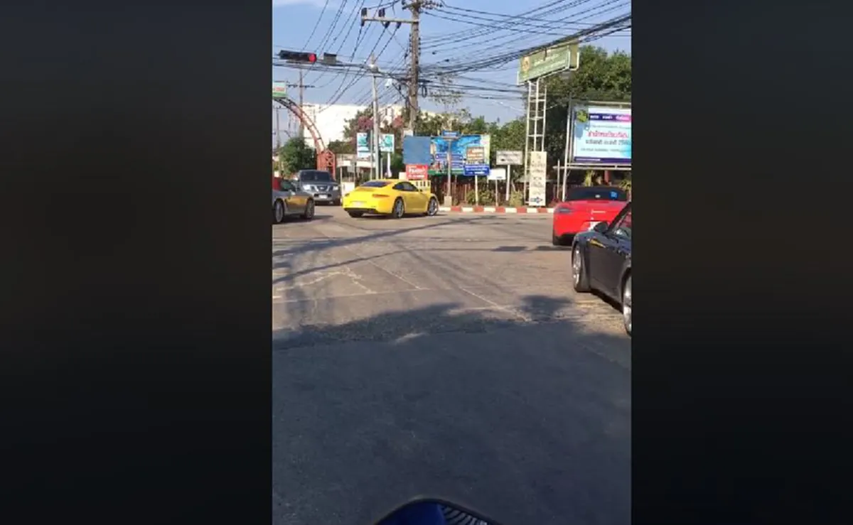 อภิสิทธิ์ชน เหนือกฏหมาย!! "ผู้การฯน่าน" สั่งดำเนินคดี ขบวน"รถหรู27คัน"ฝ่าไฟเเดง  อีก2คันจอดขวางถนน (คลิป)