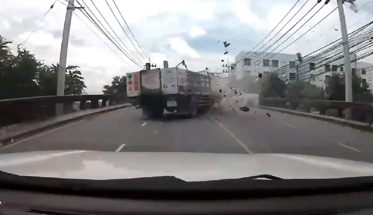 เพราะความประมาท ดูกันไว้ พวกสายซิ่ง ใจร้อนเเซงทุกคันที่ขวางหน้า กลางสะพานก็ไม่เว้น  \"กระบะ\"ปะทะ\"6ล้อ\"เต็มๆพังยับ!! ดับคาที่!!(คลิป)