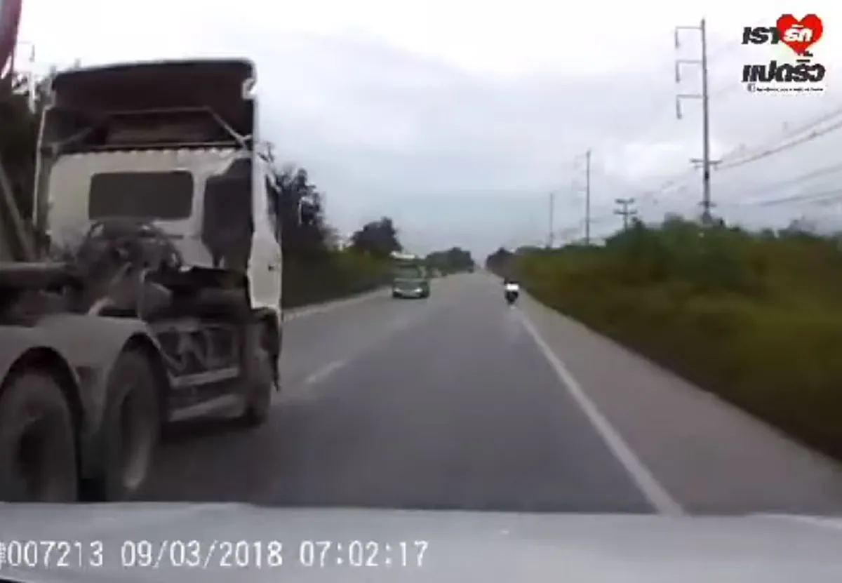 เจอคนจริง "กระบะ"สายซิ่ง นึกจะเเซงก็เเซงตามอำเภอใจ ไม่สนโลก เลยโดนของเเถมเข้าไปเต็มๆ (คลิป)