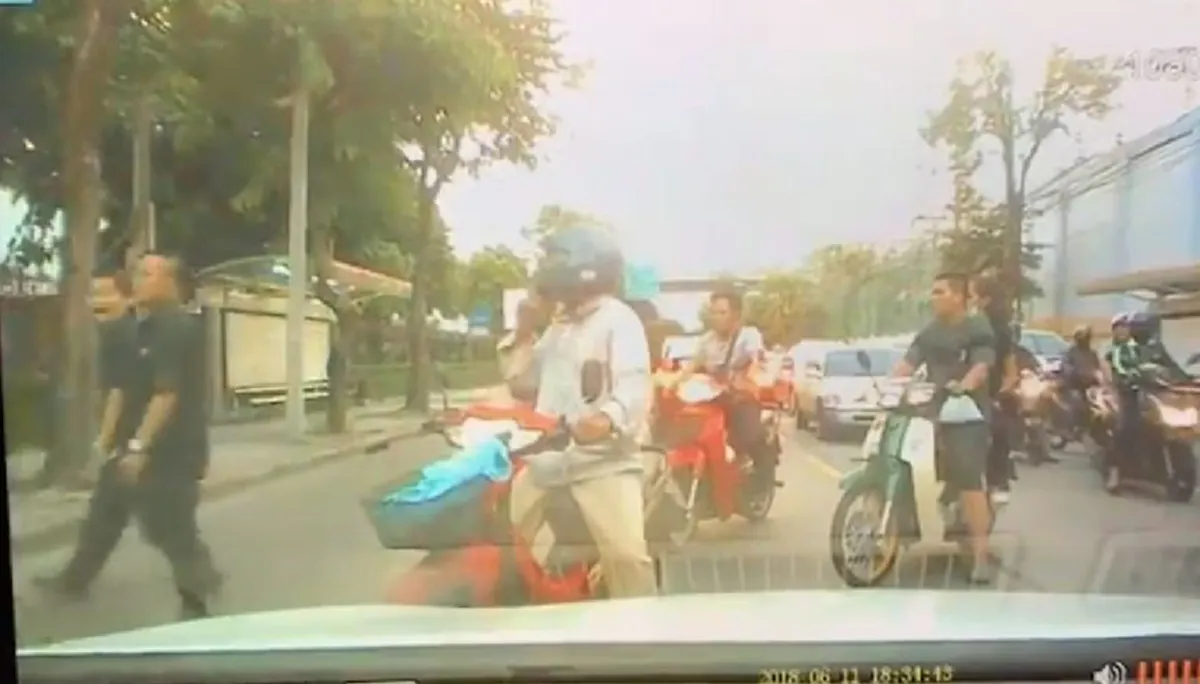 เพศเเม่..มันยังทำได้ลงคอ!! เลวสุดขีด.."2ชายโฉด"คนขับ,กระเป๋า!!รถเมล์สาย12 รุมกระทืบ"ผู้หญิง"กลางถนน!! ดูหน้ามันชัดๆ..ล่าตัวมารับโทษ!! (คลิป)