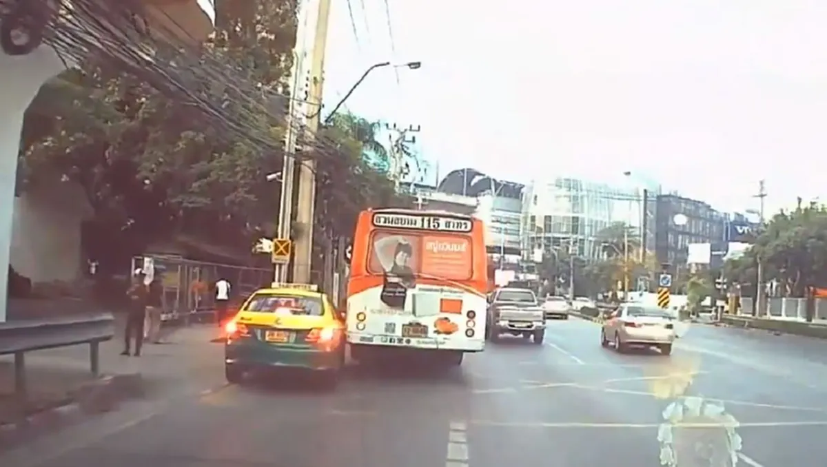 รู้มั้ยว่าใครใหญ่??!! "รถเมล์สาย115" เปิดศึกเดือดกลางถนน บดขยี้"เเท็กซี่"อย่างโหด...ต่อหน้าต่อตา"ตำรวจ"(ชมคลิป)