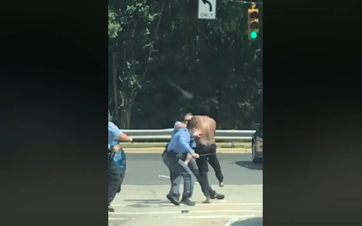 คนจริง2018 "หนุ่มสุดอึด"ยืนสู้กลางถนน ตำรวจรุมจับหลายคน ทั้งกระบอง ปืนช็อตไฟฟ้า ยิงเข้าใส่ เอาพี่เขาไม่ลงจริงๆ(คลิป)