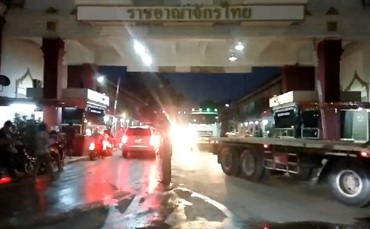 เตรียมตัวชดใช้กรรม คุมตัว"เสี่ยอ้วน"ข้ามเเดน หลบกองทัพสื่อฯ ถึงกทม.เเล้ว เตรียมเปิดเเถลงข่าว??(คลิป)