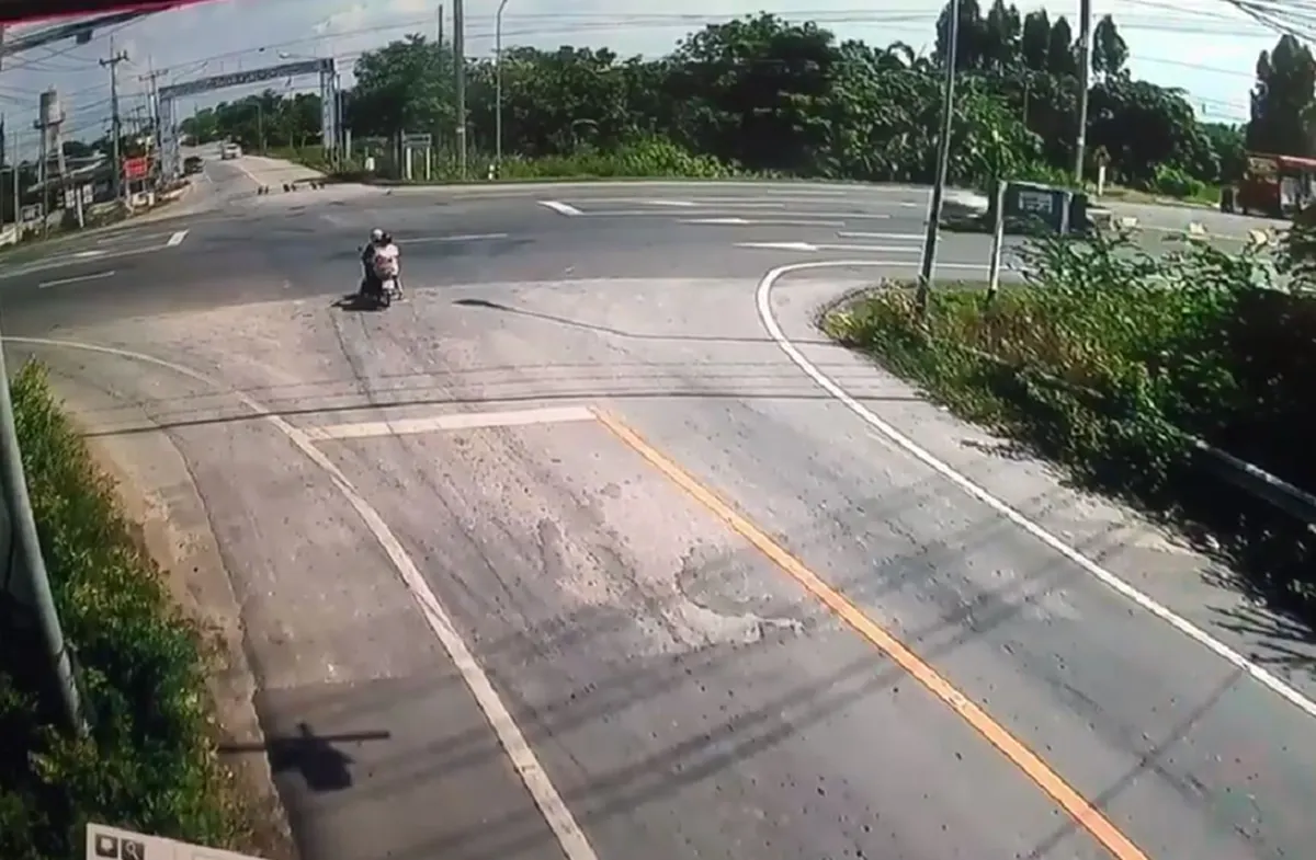 เเยกวัดใจ..สุดอันตราย!! ดูกันชัดๆ นาทีชีวิต.."รถพ่วง" พุ่งชน"จยย."เต็มๆ..กลางแยกพระยาบรรลือ เมืองสุพรรณฯ!! สามี-ภรรยา เสียชีวิต!! (ชมคลิป)