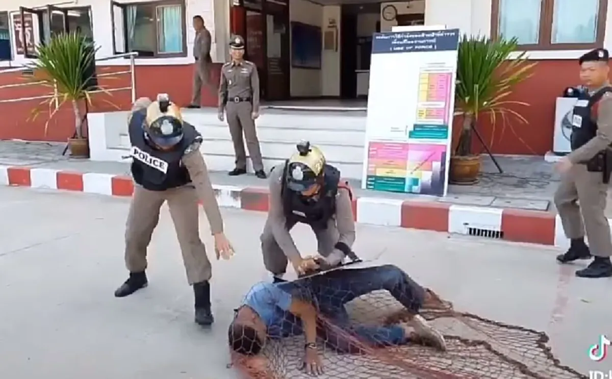 เอาอยู่ ไปชมยุทธวิธีจัดการ"คนคลุ้มคลั่ง"ของตำรวจไทย อุปกรณ์ง่ายๆภูมิปัญญาท้องถิ่น  ได้ผลดีไม่เเพ้ปืนตาข่ายเมืองนอก?! (คลิป)