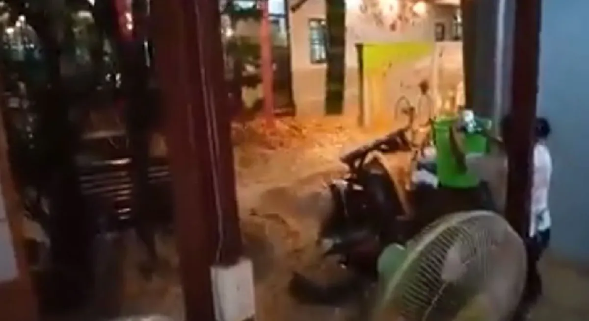 น่ากลัว "ชาวกระบี่" เผยคลิปฝนถล่มหนัก น้ำป่ามาไวมาก!! ไหลเชี่ยวกราก ท่วม เเทบไม่ทันตั้งตัว!! (คลิป)