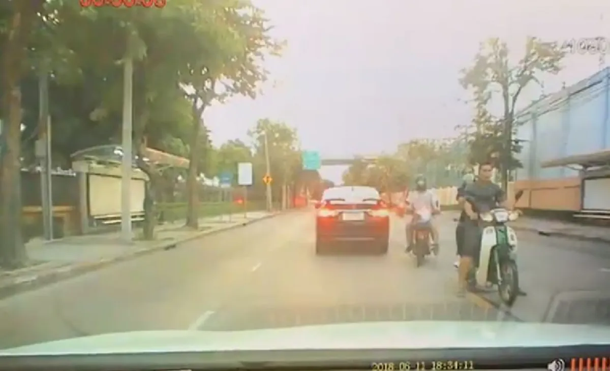 เพศเเม่..มันยังทำได้ลงคอ!! เลวสุดขีด.."2ชายโฉด"คนขับ,กระเป๋า!!รถเมล์สาย12 รุมกระทืบ"ผู้หญิง"กลางถนน!! ดูหน้ามันชัดๆ..ล่าตัวมารับโทษ!! (คลิป)