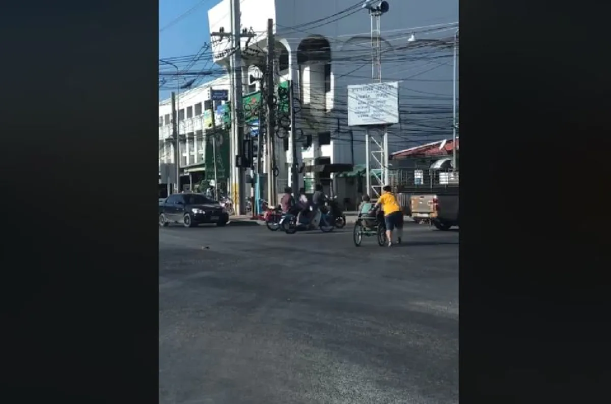 "พี่เสื้อเหลือง" น้ำใจงาม วิ่งไปช่วยเข็นสามล้อ"คุณตา"กลางสี่เเยก เลี่ยงอุบัติเหตุ อย่างปลอดภัย (คลิป)