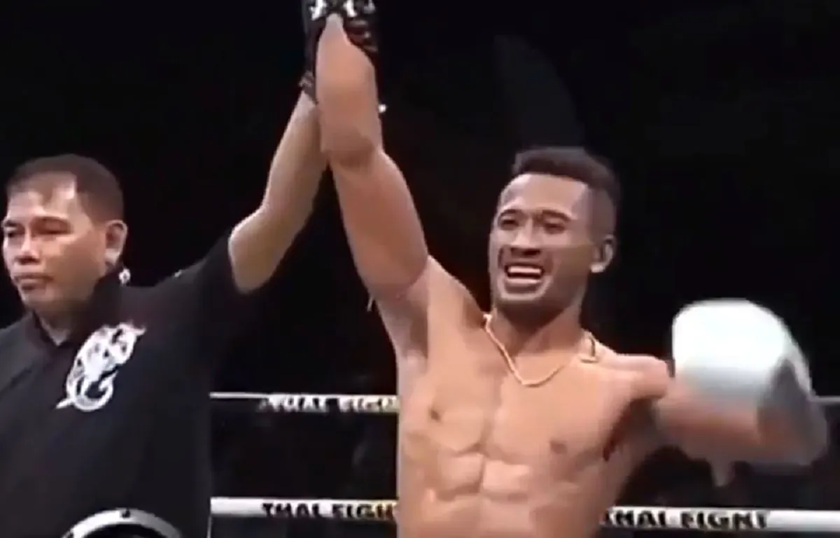 ย้อนชมสุดยอดการน็อค"ไทยไฟต์" !! "ชนะจน พี.เค.แสนชัยฯ" จัดหนัก อาวุธเด็ด สาดก้านคอเต็มๆ ส่ง "ไทรโยค" สลบร่วงกองพื้นเวที..สุดเดือด!! (ชมคลิป)