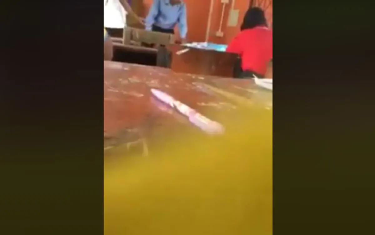 "ครูหนุ่ม"สบถคำหยาบ ใช้ไม้ตี เกรี้ยวกราดใส่เด็กนักเรียน เเค่เรื่องทำการบ้าน (คลิป)