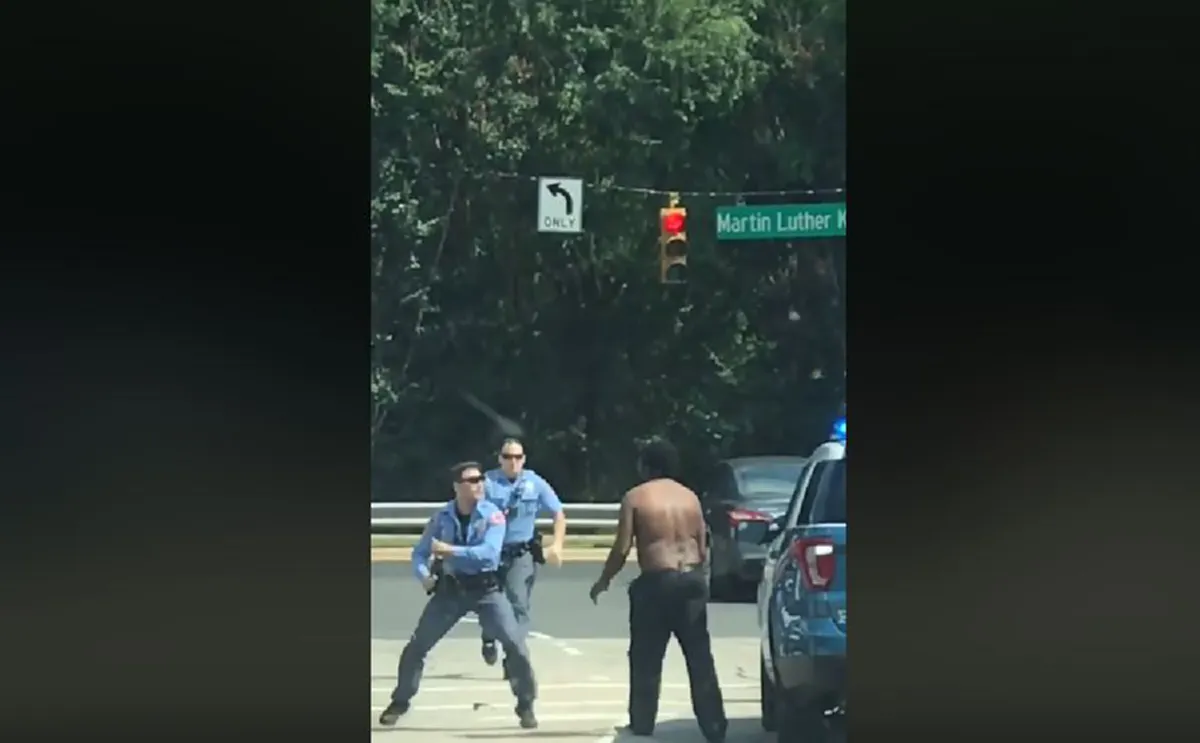 คนจริง2018 "หนุ่มสุดอึด"ยืนสู้กลางถนน ตำรวจรุมจับหลายคน ทั้งกระบอง ปืนช็อตไฟฟ้า ยิงเข้าใส่ เอาพี่เขาไม่ลงจริงๆ(คลิป)