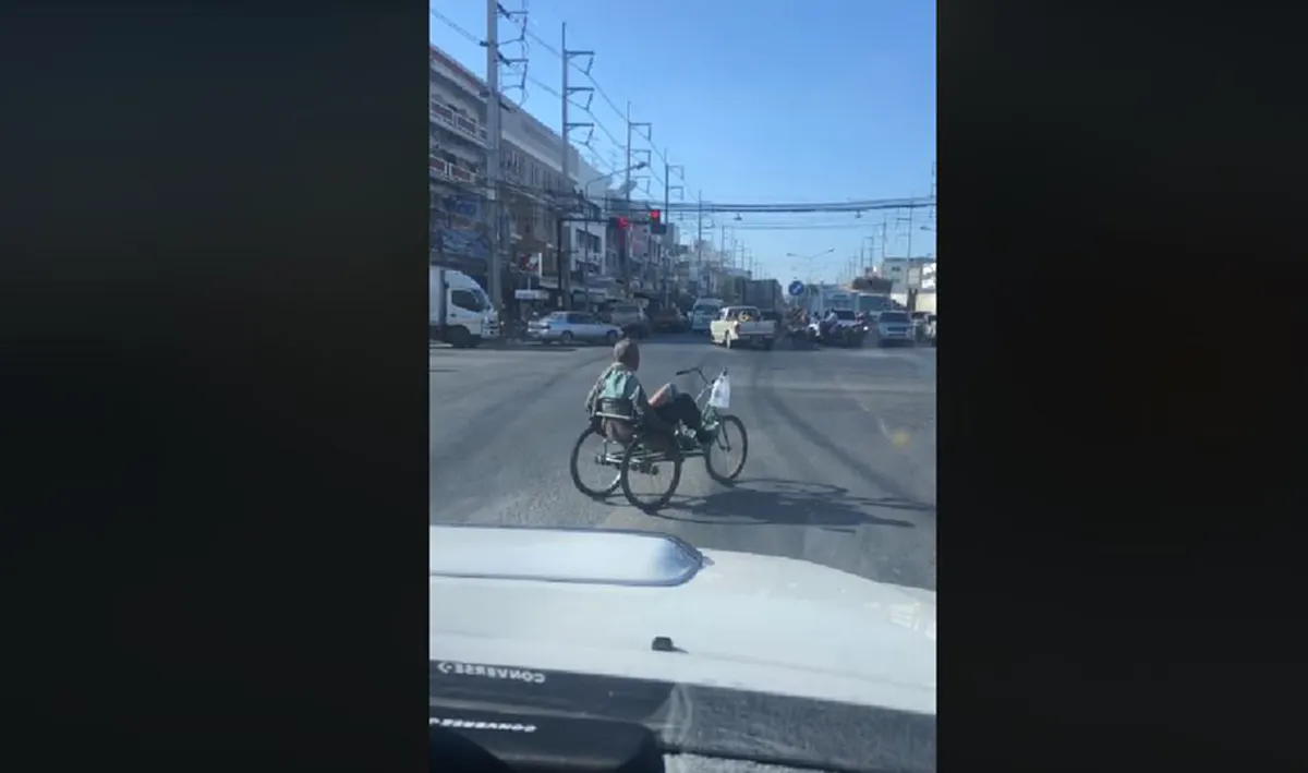 "พี่เสื้อเหลือง" น้ำใจงาม วิ่งไปช่วยเข็นสามล้อ"คุณตา"กลางสี่เเยก เลี่ยงอุบัติเหตุ อย่างปลอดภัย (คลิป)