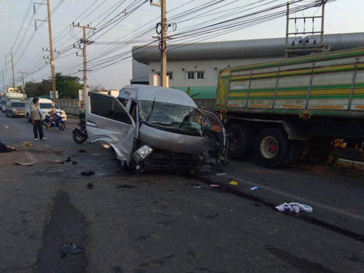 วินาทีรถตู้รับส่งนักเรียน พุ่งขึ้นเกาะกลางถนน