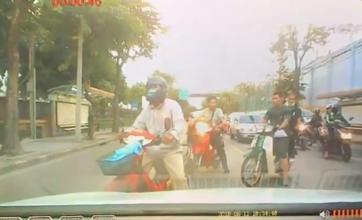 เพศเเม่..มันยังทำได้ลงคอ!! เลวสุดขีด.."2ชายโฉด"คนขับ,กระเป๋า!!รถเมล์สาย12 รุมกระทืบ"ผู้หญิง"กลางถนน!! ดูหน้ามันชัดๆ..ล่าตัวมารับโทษ!! (คลิป)