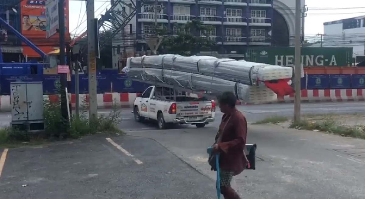"กระบะ" บรรทุกของเต็มพิกัด ยาวจัด เสี่ยงอันตราย (คลิป)