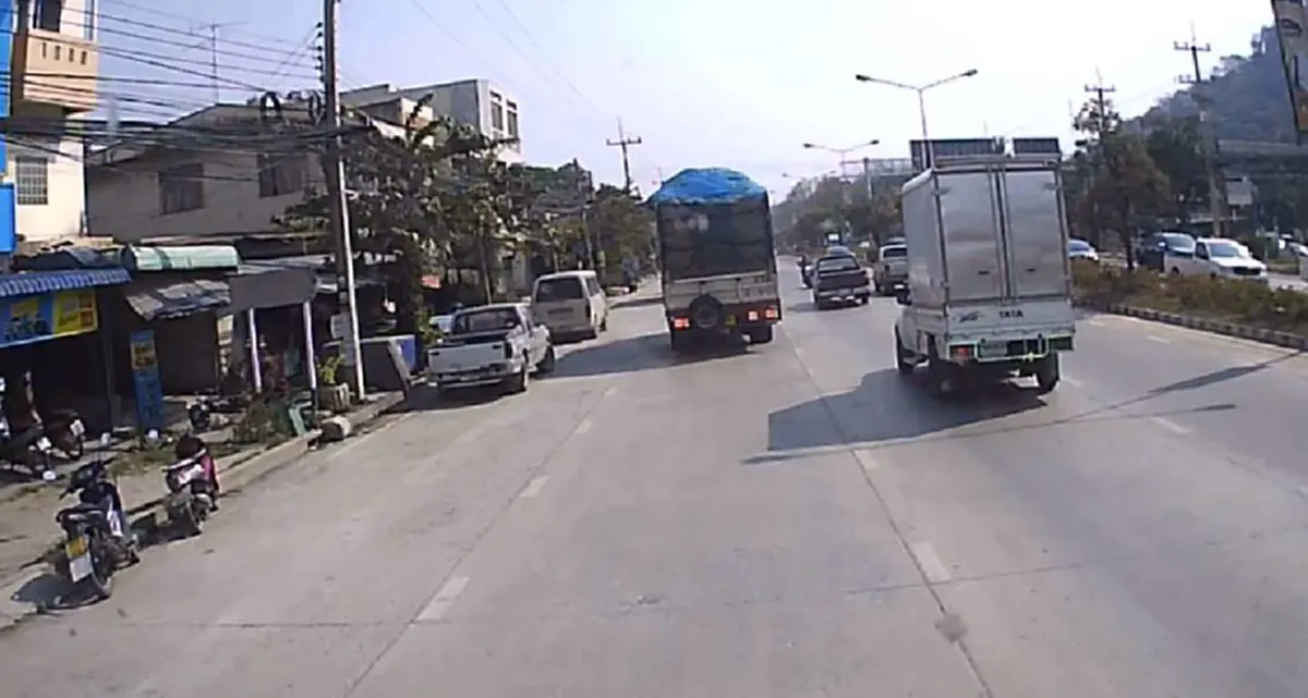 "มอเตอร์ไซค์" บิดย้อนศร กลางวันเเสกๆ  เฉี่ยวชน"กระบะ" ล้มคว่ำไถลพื้น สร้างความเดือดร้อน  (คลิป)