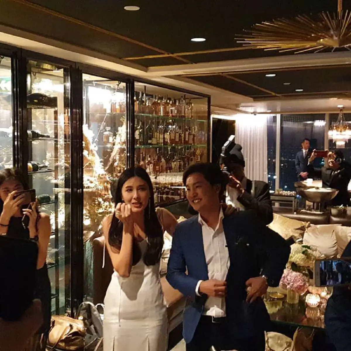 "บี มาติกา” ถูกแฟนหนุ่มทำเซอไพร์สขอแต่งงานในวันครบรอบ เพื่อนๆร่วมยินดี 8 ปีที่รอคอย