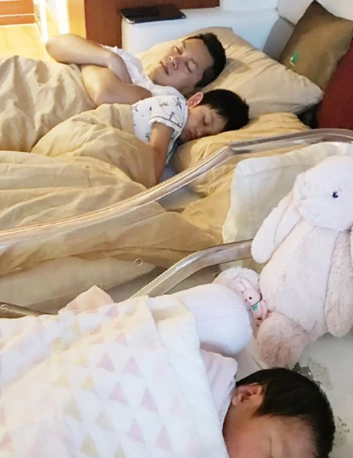 "เป้ย ปานวาด" โพสต์ภาพ "น้องโปรด-น้องปาลิน" นอนกอด "ป๊อบ นิธิ" สายใยพ่อลูกอบอุ่นทุกวินาที