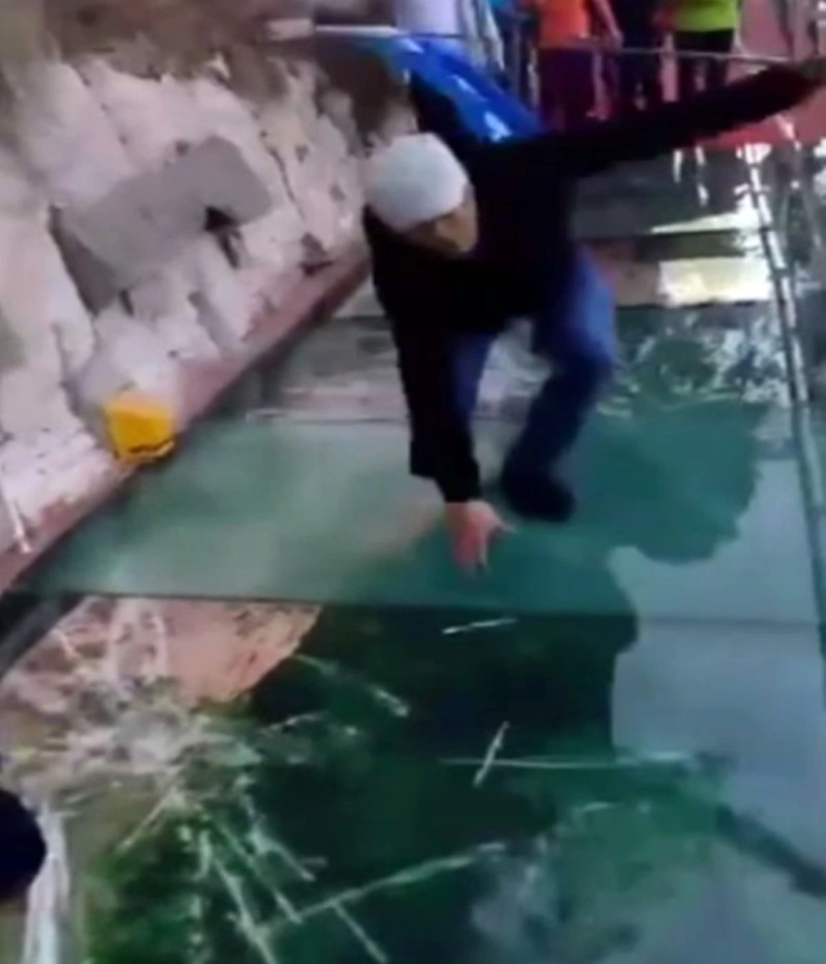 คนแห่ดูเป็นล้าน!!! วิจารณ์สนั่นโซเชียล ไกด์หนุ่มพาลูกทัวร์ชมวิวสะพานริมหน้าผา ก่อนเหยียบพื้นกระจกร้าวแตก ทำเอาหัวใจแทบวาย (คลิป)