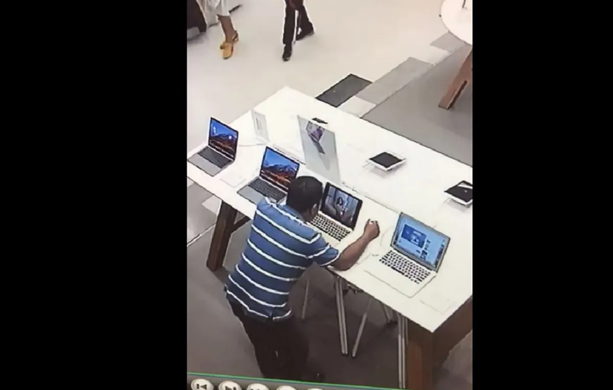 คนหื่น2018!! "หนุ่มโรคจิต" บุกร้านดัง"บุรีรัมย์" ยืนส่องสาวสวย,เปิดคอมฯกลางร้านดูหนังโป๊สบายใจ!! ไม่เเคร์ผู้คน?! ทุกท่วงท่าหื่นสุดๆ??(คลิป)