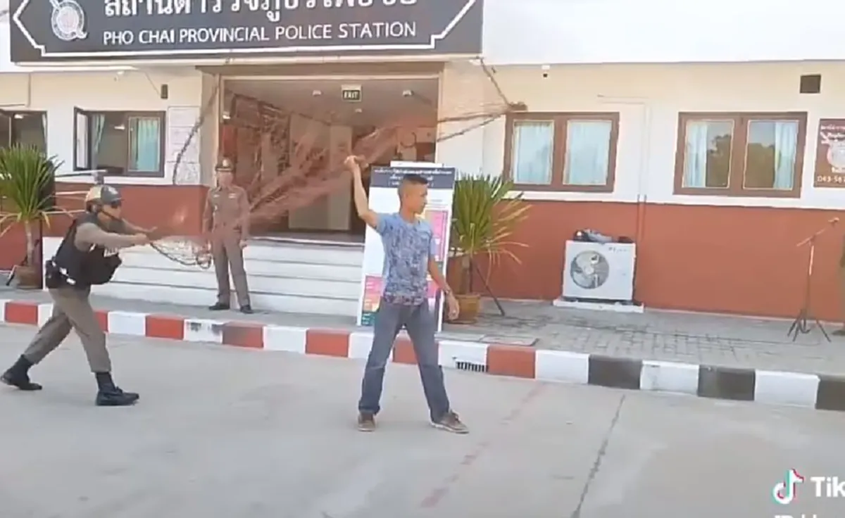 เอาอยู่ ไปชมยุทธวิธีจัดการ"คนคลุ้มคลั่ง"ของตำรวจไทย อุปกรณ์ง่ายๆภูมิปัญญาท้องถิ่น  ได้ผลดีไม่เเพ้ปืนตาข่ายเมืองนอก?! (คลิป)