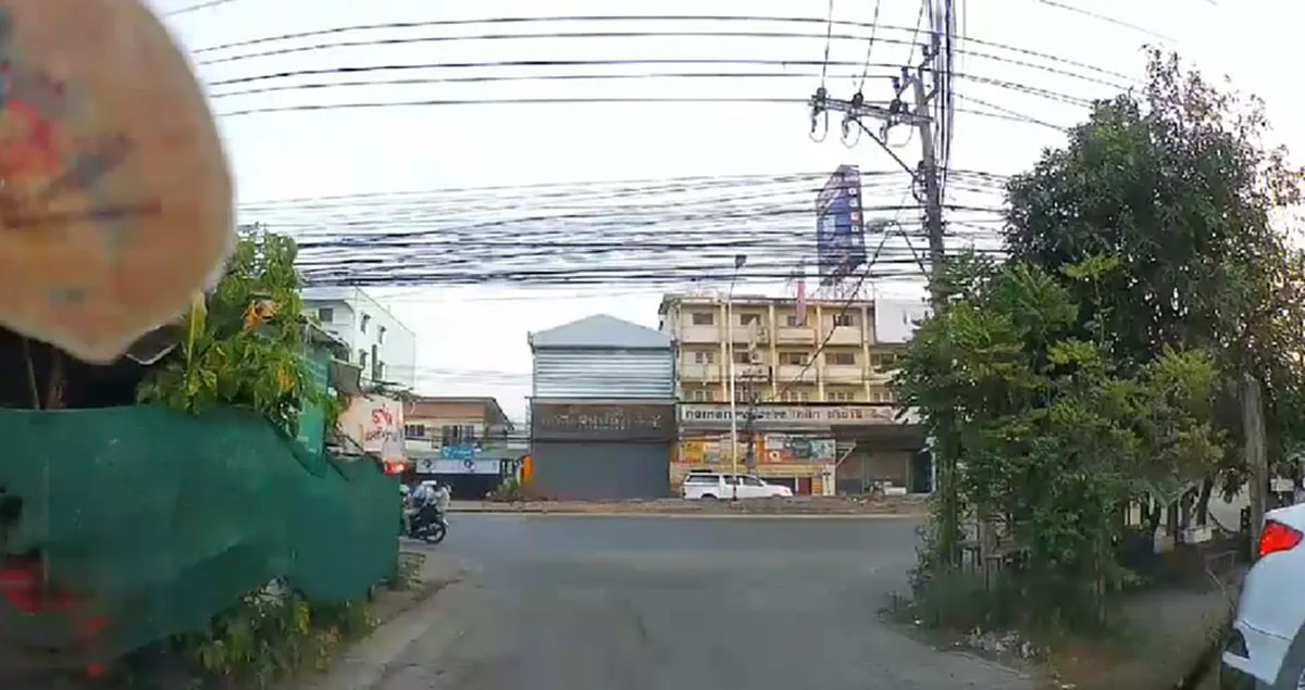 เช้าๆขับรถระมัดระวังกันด้วย \"หนุ่ม\"โพสต์คลิปอุบัติเหตุไม่คาดฝัน ถนนก็โล่ง รถก็ไม่มี ลงไปได้ยังไง(คลิป)