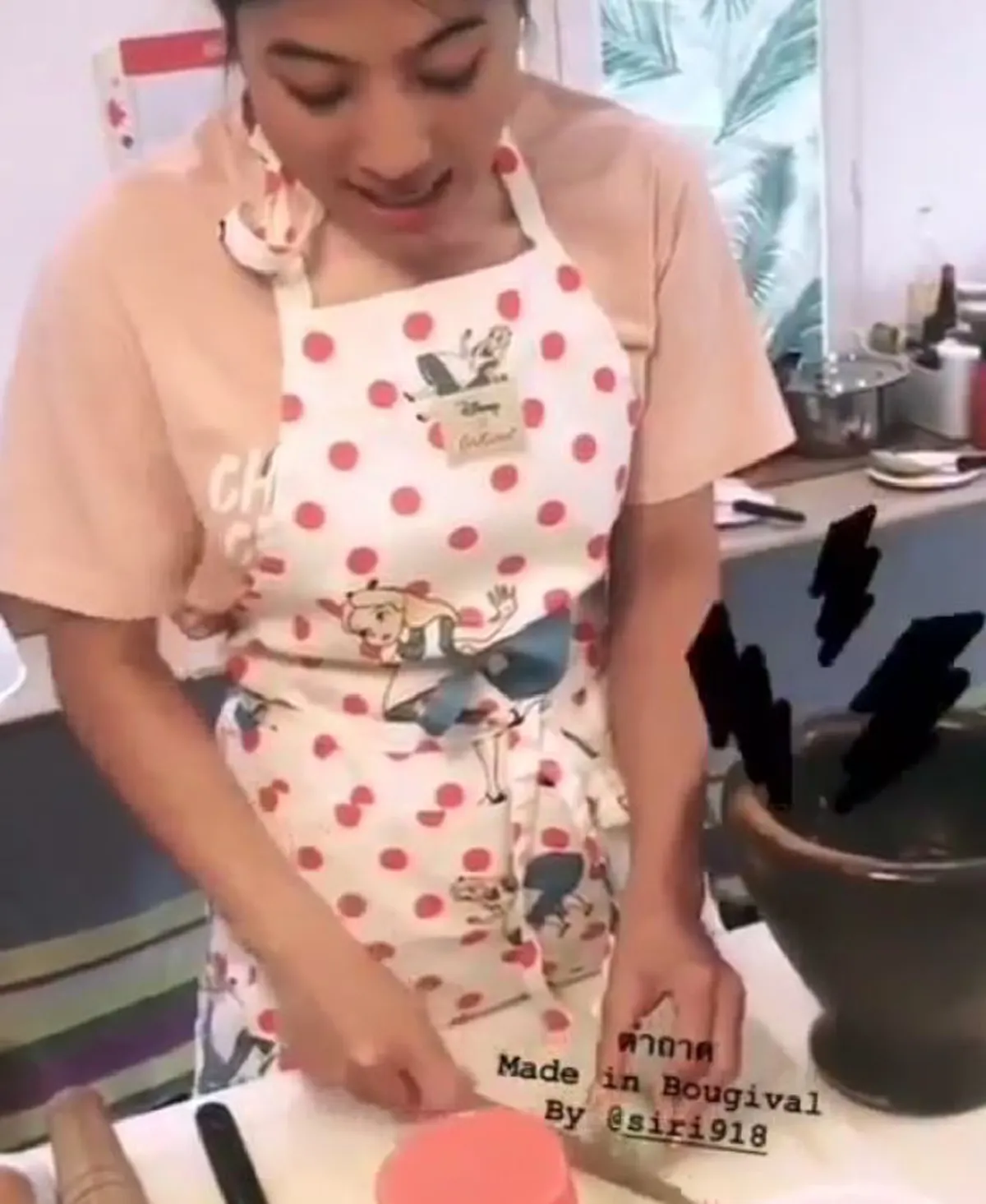 สมเด็จเจ้าฟ้าสิริวัณณวรีฯ ทรงโชว์ฝีมือทำ ส้มตำถาด ที่ประเทศฝรั่งเศส (คลิป)