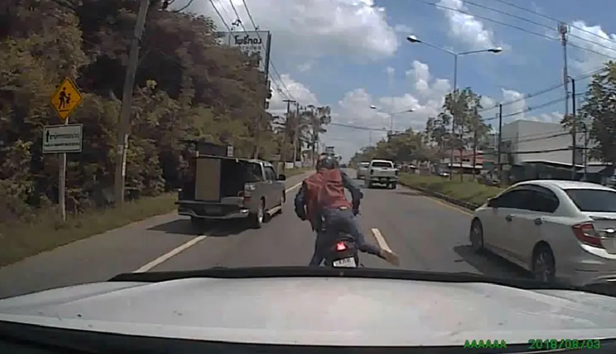 รนหาที่ ซ่าไม่เข้าเรื่อง "โจ๋อุบลฯ"เมากร่าง เเว้นปาดซ้ายขวา ควักอีโต้ ฟันรถยับ หวิดชะตาขาด คนขับเป็น"รองสว.ตชด." ผมขอเกษียณเเบบสงบ(คลิป)