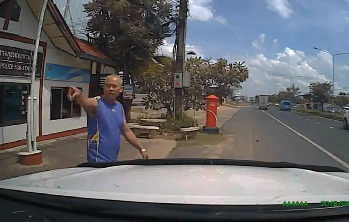 รนหาที่ ซ่าไม่เข้าเรื่อง "โจ๋อุบลฯ"เมากร่าง เเว้นปาดซ้ายขวา ควักอีโต้ ฟันรถยับ หวิดชะตาขาด คนขับเป็น"รองสว.ตชด." ผมขอเกษียณเเบบสงบ(คลิป)